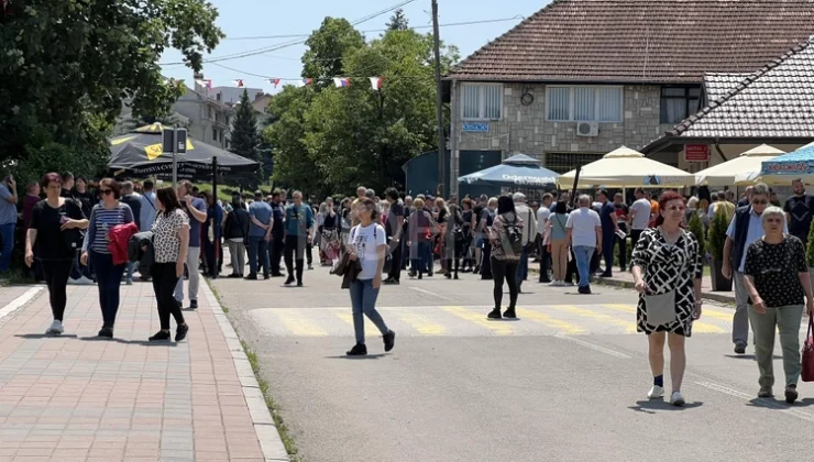  LEPOSAVİÇ’TE PROTESTO GÖSTERİSİ