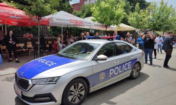 POLİS OTOSU PROTESTOCU KALABALIĞIN ORTASINDA KALDI