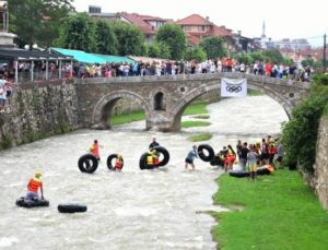 PRİZREN’DE KAMYON VE TRAKTÖR ŞAMBRELLERİ İLE RAFTİNG YARIŞMASI