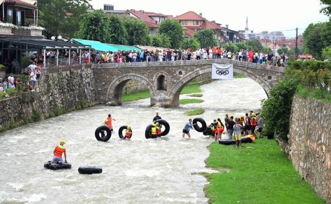 PRİZREN’DE KAMYON VE TRAKTÖR ŞAMBRELLERİ İLE RAFTİNG YARIŞMASI