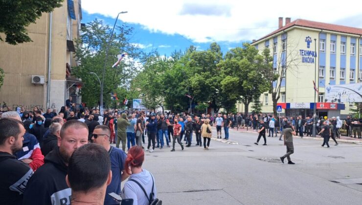 ÇOĞU MASKELİ YÜZLERCE SIRP, KUZEY MİTROVİÇA’DA TOPLANDI