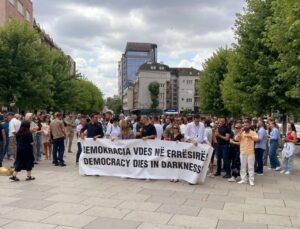 KLAN KOSOVA TV’SİNE GAZETECİLERDEN DESTEK PROTESTOSU