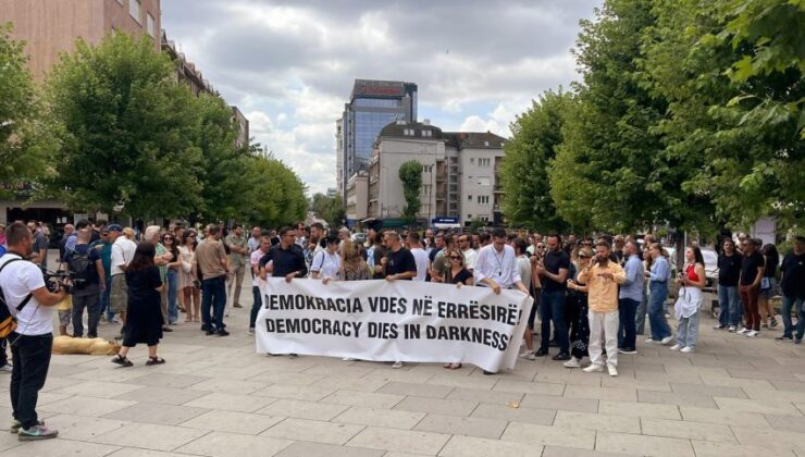 KLAN KOSOVA TV’SİNE GAZETECİLERDEN DESTEK PROTESTOSU