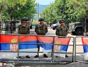 TÜRK KOMANDOLARI KOSOVA’DA 38 DERECE SICAĞIN ALTINDA NÖBETE DEVAM EDİYOR