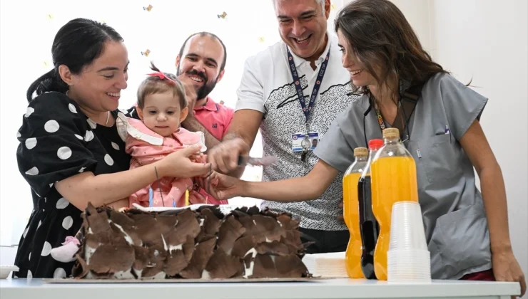 İÇ ORGANLARI DIŞARIDA DOĞAN KOSOVALI BEBEK TÜRKİYE’DE SAĞLIĞINA KAVUŞTU