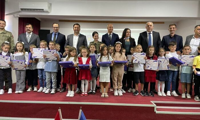 MAMUŞA’DA TÜRK ÖĞRENCİLERİNE TABLET DAĞITILDI