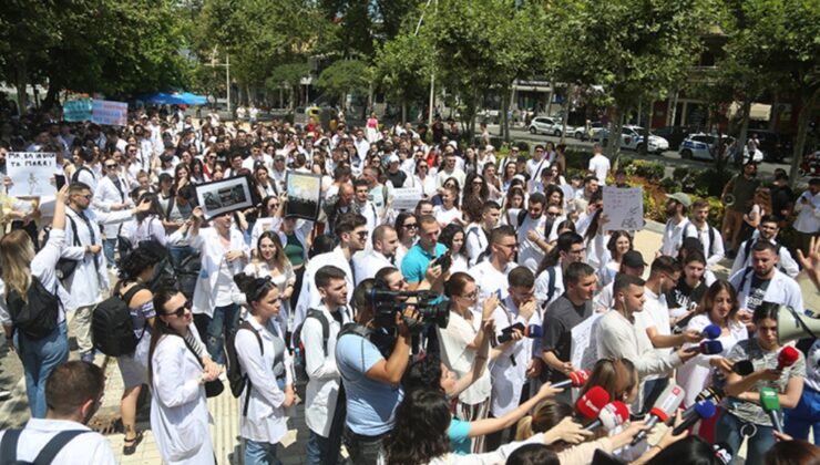 ARNAVUTLUK’TA TIP ÖĞRENCİLERİ PROTESTO DÜZENLİYOR