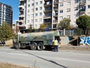 PRİŞTİNE’NİN BAZI BÖLÜMLERİNE SU TANKERLERİ İLE SU VERİLİYOR