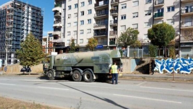 PRİŞTİNE’NİN BAZI BÖLÜMLERİNE SU TANKERLERİ İLE SU VERİLİYOR