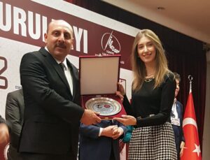 ŞAİR VE YAZAR MEHMET NURİ PARMAKSIZ’A ULUSLARARASI SÜLEYMAN BRİNA ÖDÜLÜ 