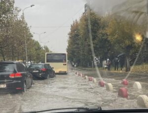 PRİŞTİNE’DE YOLLAR YOĞUN YAĞIŞIN ETKİSİYLE GÖLE DÖNÜŞTÜ