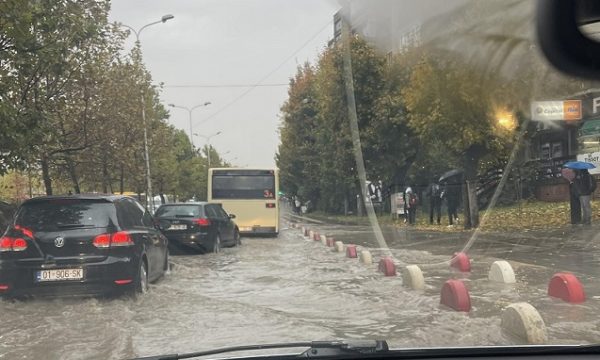 PRİŞTİNE’DE YOLLAR YOĞUN YAĞIŞIN ETKİSİYLE GÖLE DÖNÜŞTÜ