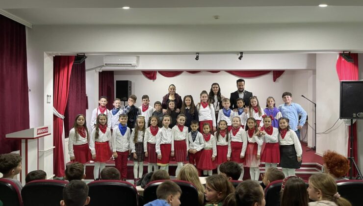 TÜRK SANATÇILAR, MAMUŞA’DA ÇOCUKLARLA MUHTEŞEM BİR PROGRAMA İMZA ATTILAR