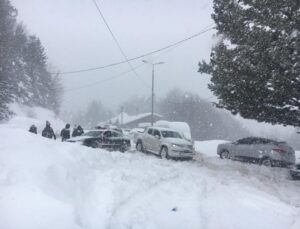 YOĞUN KAR NEDENİYLE BREZOVİTSA YOLU ULAŞIMA KAPANDI