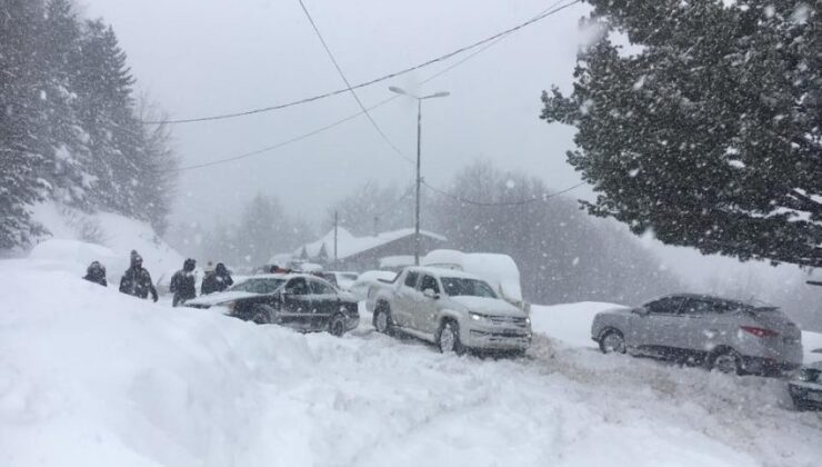 YOĞUN KAR NEDENİYLE BREZOVİTSA YOLU ULAŞIMA KAPANDI