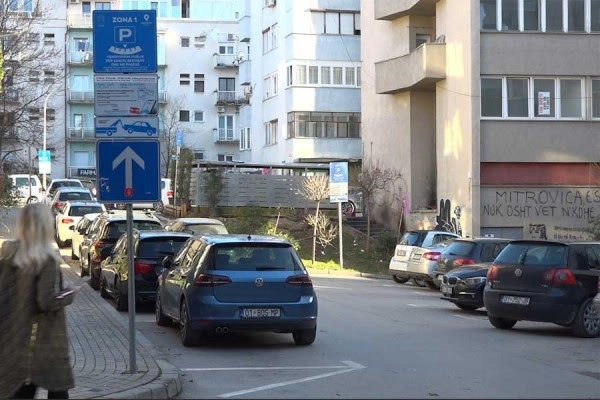  PRİŞTİNE’DE KAMU OTOPARKLARINDA YENİ UYGULAMA