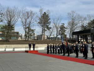 SAVUNMA BAKANI MAQEDONCİ, ALMAN MEVKİDAŞINI DEVLET TÖRENİYLE KARŞILADI