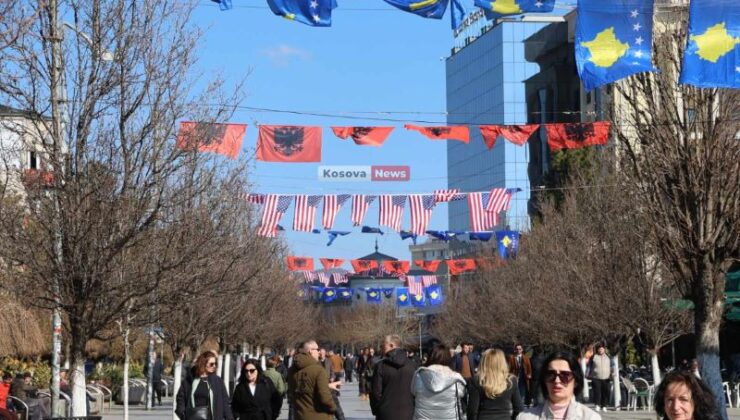 MEYDANLARA BAĞIMSIZLIK GÜNÜ SÜSLEMELERİ