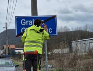 KUZEYDE SPREY BOYA İLE BOYANAN YOL TABELALARI TEMİZLENİYOR