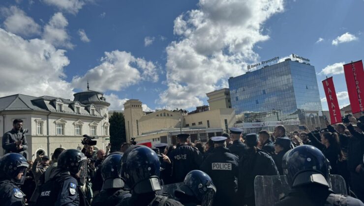 PROTESTOCU KADINLARA POLİS ENGELİ