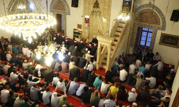 KOSOVA’DA MÜSLÜMANLAR RAMAZAN AYINI TERAVİH NAMAZIYLA KARŞILADI