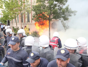 ARNAVUTLUK’TA PROTESTOLAR DEVAM EDİYOR