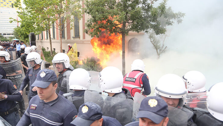 ARNAVUTLUK’TA PROTESTOLAR DEVAM EDİYOR