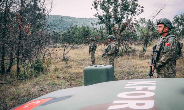 TÜRK KANALLARI KOSOVA- SIRBİSTAN SINIRINDA GÖREV YAPAN MEHMETÇİK’İ İLK KEZ GÖRÜNTÜLEDİ