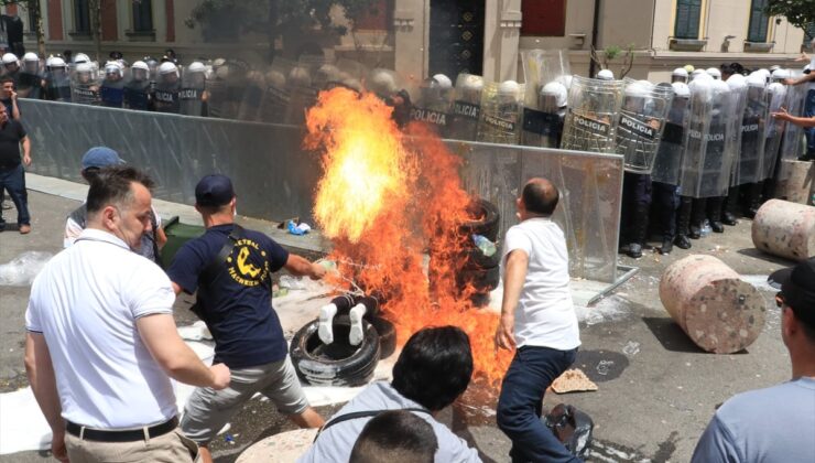 ARNAVUTLUK’TA TİRAN BELEDİYE BAŞKANININ İSTİFASINI İSTEYEN PROTESTOLAR SÜRÜYOR