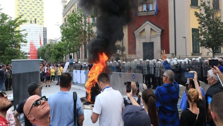 ARNAVUTLUK`TA PROTESTOLAR SÜRÜYOR!