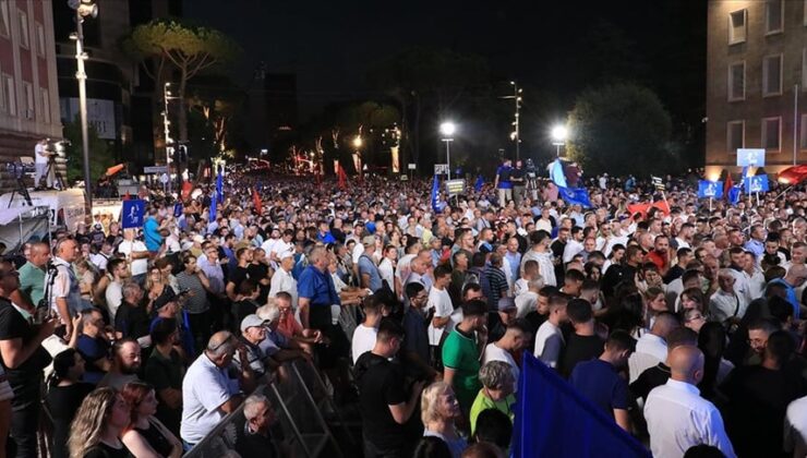 ARNAVUTLUK’TA HÜKÜMET KARŞITI PROTESTO