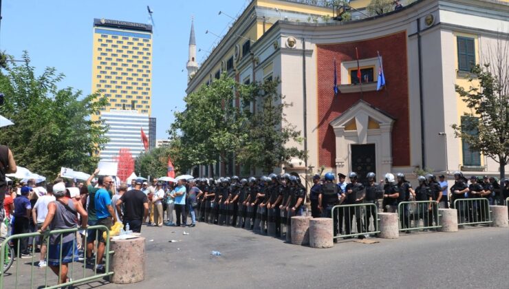 ARNAVUTLUK’TA BELEDİYE BAŞKANI VELİAJ’IN İSTİFASININ İSTENDİĞİ PROTESTOLAR SÜRÜYOR