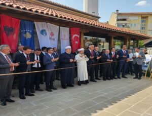 PRİŞTİNE’NİN EN ESKİ CAMİLERİNDEN PİRİNAZ CAMİSİ’NİN AÇILIŞI YAPILDI