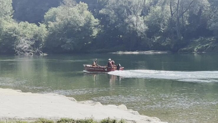 DRİNA NEHRİ’NDE GÖÇMEN TEKNESİ ALABORA OLDU: EN AZ 8 KİŞİ HAYATINI KAYBETTİ