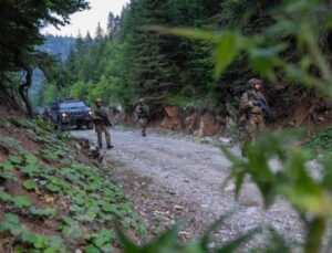 KFOR, SINIR HATTINDA DÜZENLİ OLARAK DEVRİYE GEZİYOR