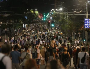 BELGRAD’TA BİNLERCE GÖSTERİCİ LİTYUM MADENİ ÇIKARMA PROJESİNİ PROTESTO ETTİ