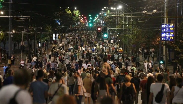 BELGRAD’TA BİNLERCE GÖSTERİCİ LİTYUM MADENİ ÇIKARMA PROJESİNİ PROTESTO ETTİ