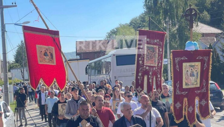 ZUBİN POTOK’TA SIRPLAR PROTESTO DÜZENLEDİ