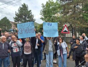 SIRPLAR KUZEY MİTROVİÇA’DA PROTESTO GÖSTERİSİ DÜZENLEDİ