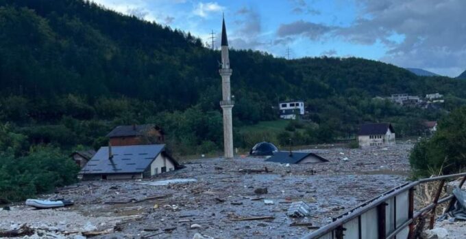 BOSNA HERSEK’TEKİ SELLER EN AZ BEŞ CAN ALDI