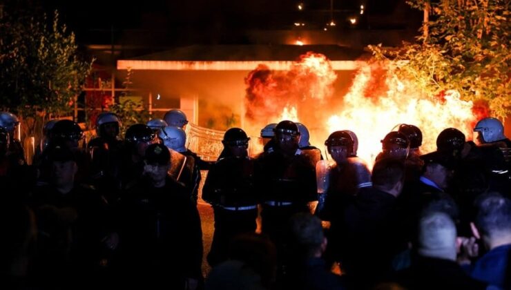 ARNAVUTLUK’TA HÜKÜMET KARŞITI PROTESTO