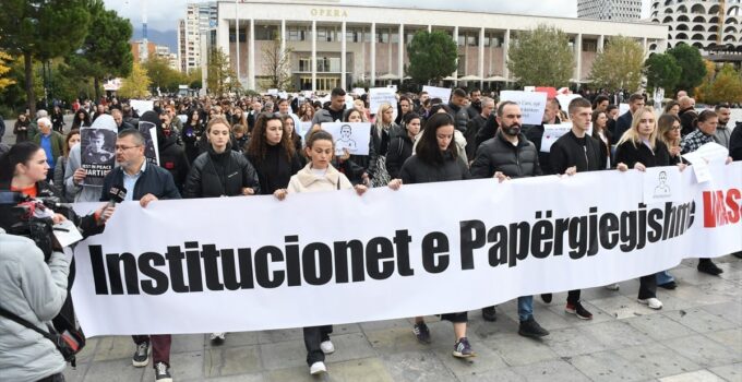 ARNAVUTLUK’TA AKRAN ŞİDDETİ PROTESTOSU