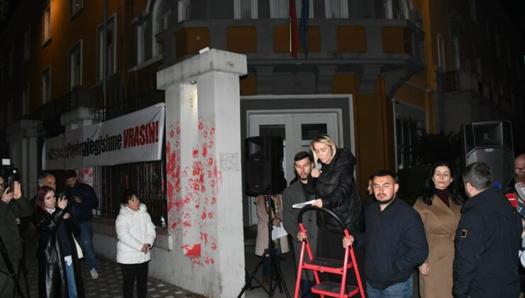 ARNAVUTLUK’TA AKRAN ŞİDDETİNE KARŞI PROTESTO DÜZENLENDİ