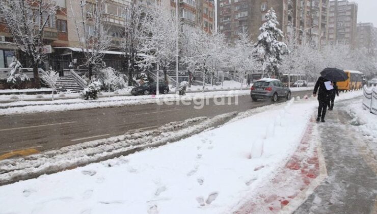 KAR YAĞIŞININ ARDINDAN POLİS, SÜRÜCÜLERE DİKKATLİ OLUN ÇAĞRISI YAPTI