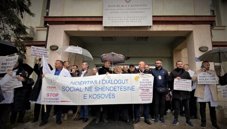 SAĞLIK ÇALIŞANLARINDAN PROTESTO EYLEMİ 