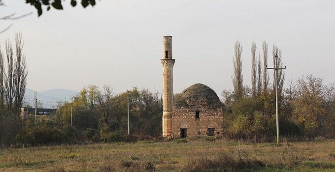 MODERN ZAMANLARIN KARMAŞASI ARASINDA KAYBOLAN KOCA MEHMET BEY CAMİİ