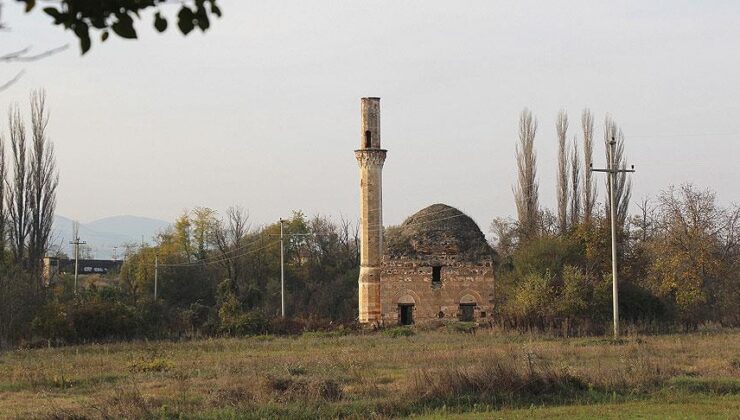 MODERN ZAMANLARIN KARMAŞASI ARASINDA KAYBOLAN KOCA MEHMET BEY CAMİİ