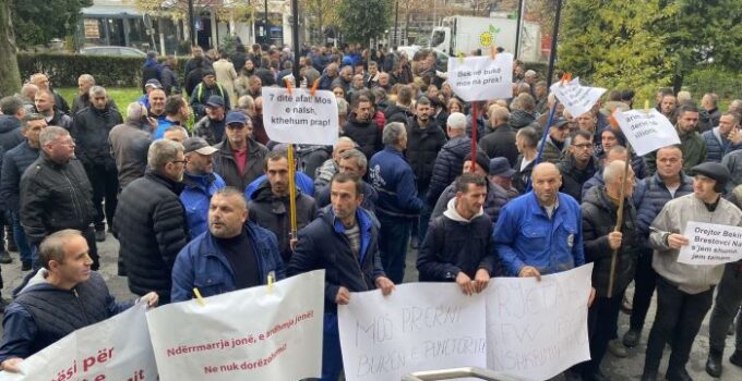 TEMİZLİK İŞÇİLERNDEN PROTESTO EYLEMİ