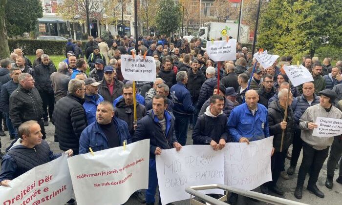 TEMİZLİK İŞÇİLERİNDEN PROTESTO EYLEMİ