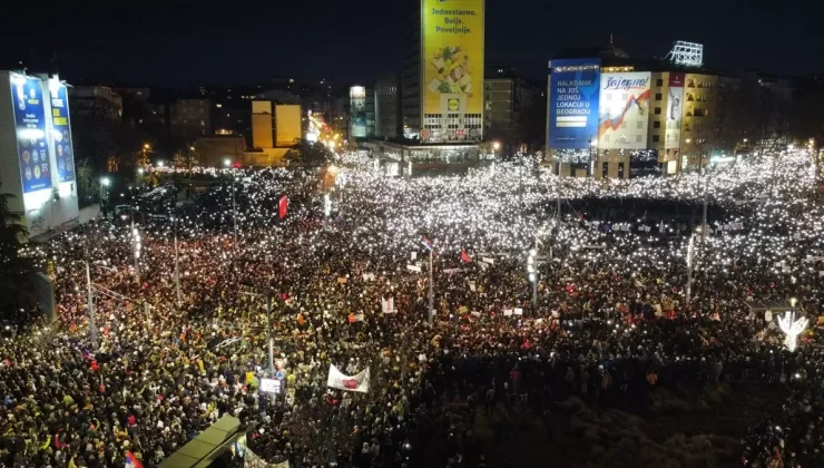 BELGRAD’TA VUČİĆ KARŞITI KİTLEVİ PROTESTO